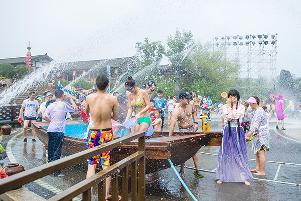 茅山东方盐湖城打造24小时夏日山镇